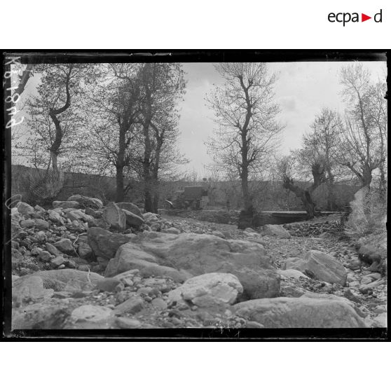 Au sud de la route de Galatista à Vasilikia. Le lit d'un torrent. [légende d'origine]