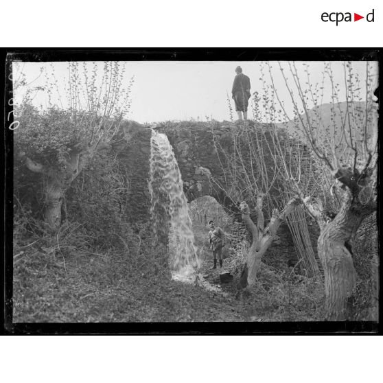 Au sud de la route de Galatista à Vasilikia. Cascade. [légende d'origine]