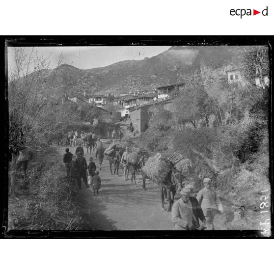 Galatista. Convoi de ravitaillement du 3e bataillon du 54e régiment infanterie coloniale dans le village. [légende d'origine]