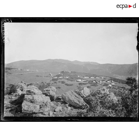 Galatista. Vue du camp au dessus du village. [légende d'origine]