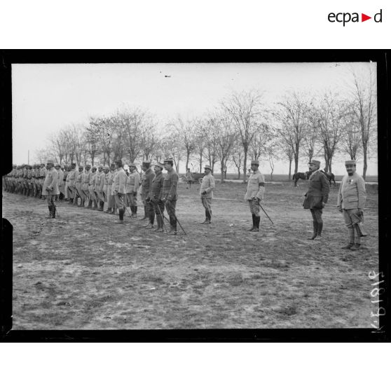 Route de Salonique à Loutra (près de l'ancienne école d'agriculture). Remise de croix de guerre à des survivants de la Provence qui ont contribué au sauvetage de leurs camarades. [légende d'origine]