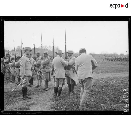 Route de Salonique à Loutra (près de l'ancienne école d'agriculture). Le général Gérôme décorant des soldats. [légende d'origine]