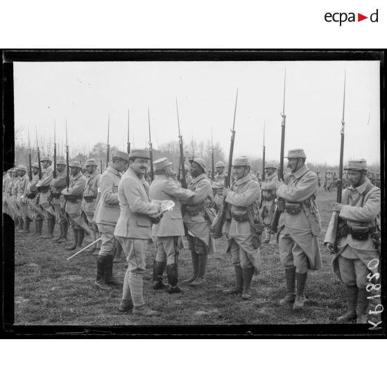 Route de Salonique à Loutra (près de l'ancienne école d'agriculture). Le général Gérôme décorant des soldats. [légende d'origine]