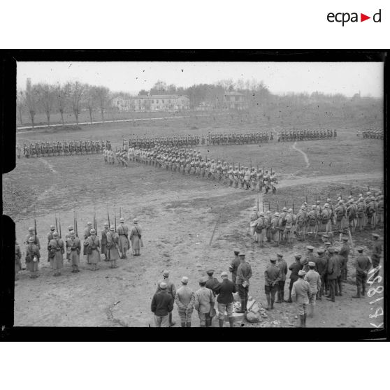 Route de Salonique à Loutra (près de l'ancienne école d'agriculture). Les troupes présentant les armes pendant la remise des décorations. [légende d'origine]