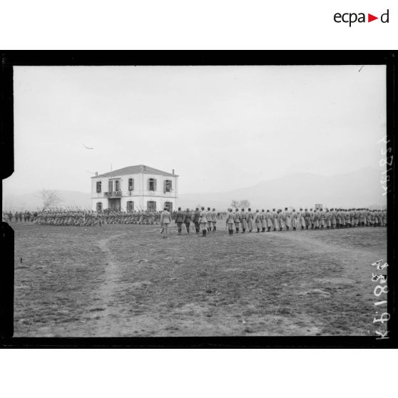 Route de Salonique à Loutra (près de l'ancienne école d'agriculture). Le défilé des troupes. [légende d'origine]