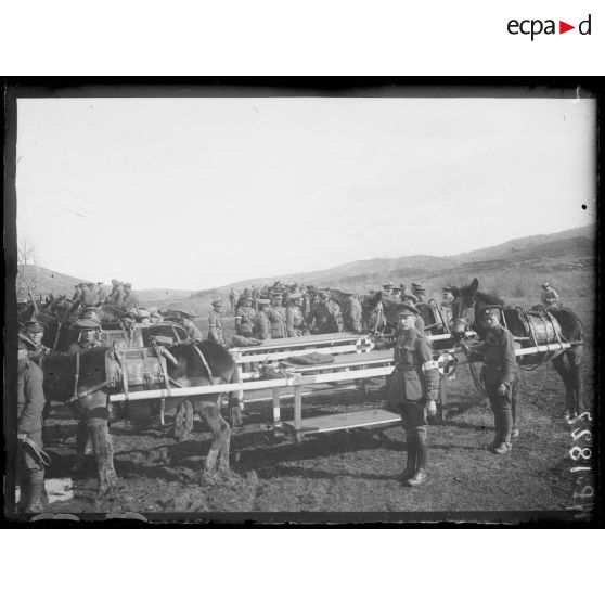 Formation sanitaire anglaise de la route d'Orendzick. Démonstration de l'usage de cacolets pour blessés. Visite des généraux Sarrail et Mahon. [légende d'origine]