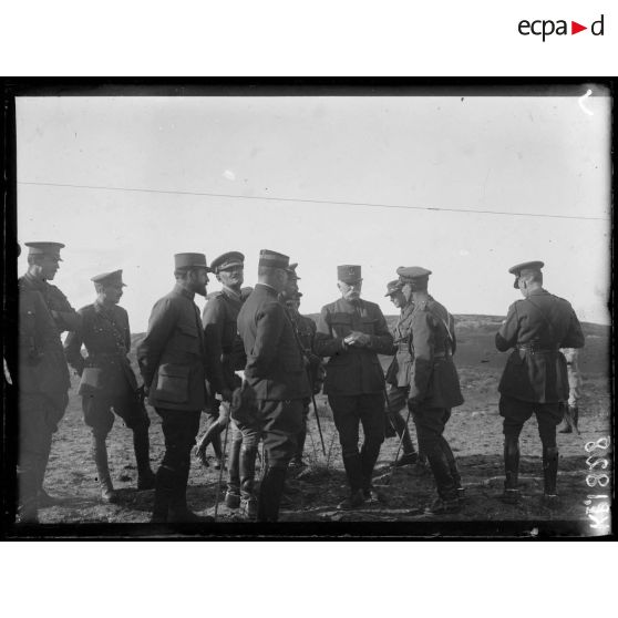 Formation sanitaire anglaise de la route d'Orendzick. Le général Sarrail s'entretenant avec les officiers de la formation sanitaire. [légende d'origine]