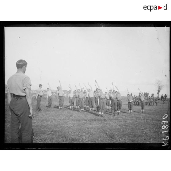 C.R. [camp retranché] de Salonique. Sur la route d'Orendzick. Exercices de gymnastique suédoise par des soldats anglais. [légende d'origine]