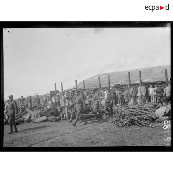 C.R. [camp retranché] de Salonique. Sur la route d'Orendzick. Le général Sarrail visitant une boulangerie anglaise de campagne. [légende d'origine]