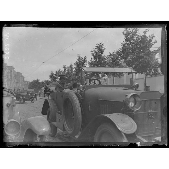 [Portrait d'une personnalité militaire à bord d'une voiture.]