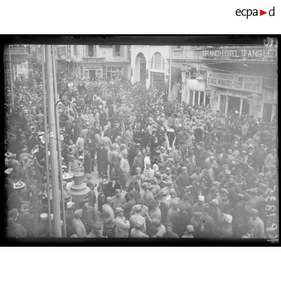 Salonique. Place de la Liberté. La foule au concert du dimanche. [légende d'origine]