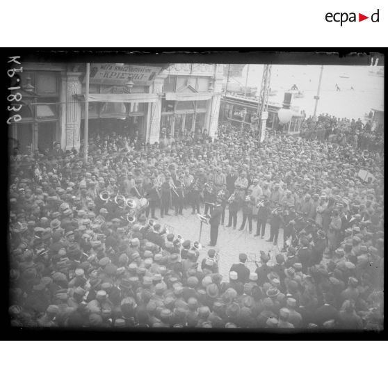 Salonique. Place de la liberté. Le concert du dimanche (la musique de la flotte). [légende d'origine]