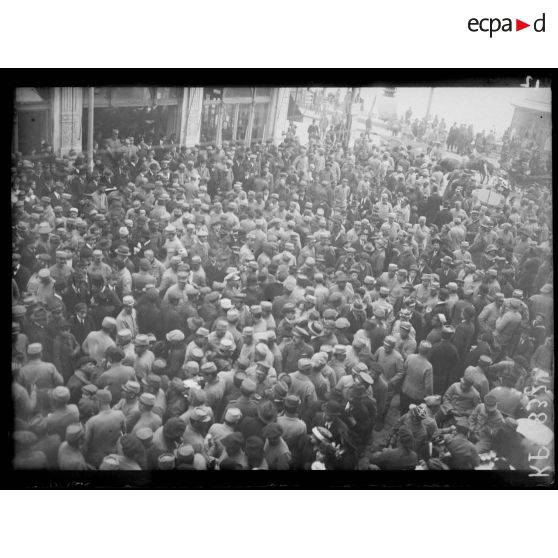 Salonique. Place de la liberté. La foule au concert du dimanche. [légende d'origine]