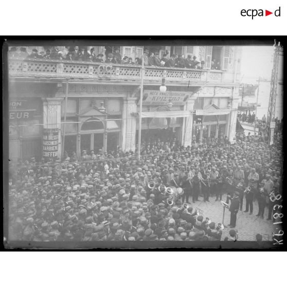 Salonique. Place de la liberté. La foule au concert du dimanche. [légende d'origine]