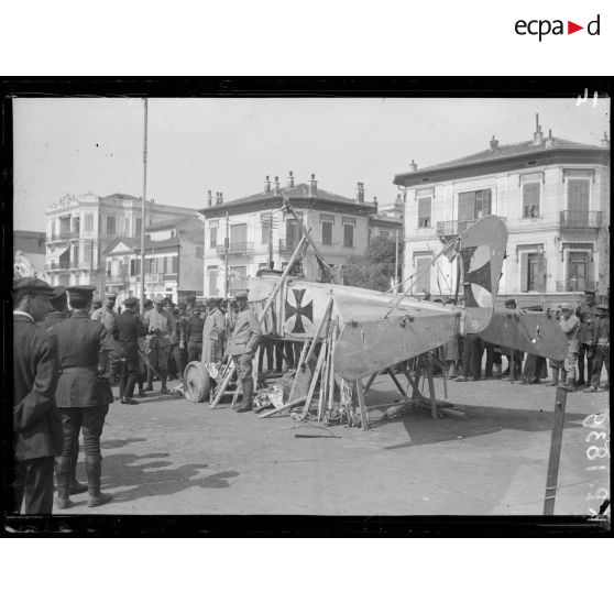 Salonique. Avion allemand abattu aux bords du lac d'Amotovo et exposé à la Tour Blanche. [légende d'origine]