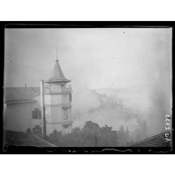 [Panorama d'un village en pleine destruction.]