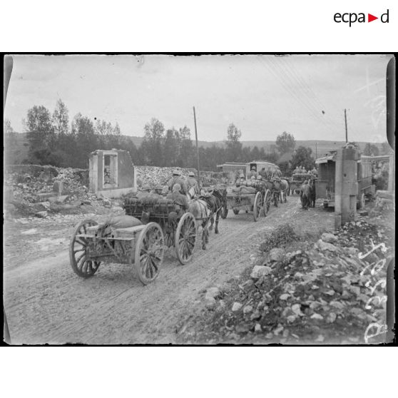 Ippécourt. Régiment d'artillerie de 75 mm traversant le village. [légende d'origine]