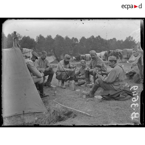 Campement aux environs de l’Eclusier (Somme), l’heure de la soupe. [légende d’origine]