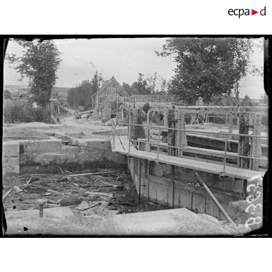 Frise. Lisières nord du village et l'écluse du canal de la Somme. [légende d'origine]