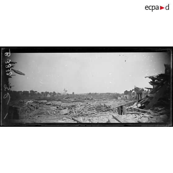 Panorama de Biaches (Somme), à g. dans les arbres maison occupée par les allemands, au fond au centre, Péronne, le beffroy. [légende d’origine]