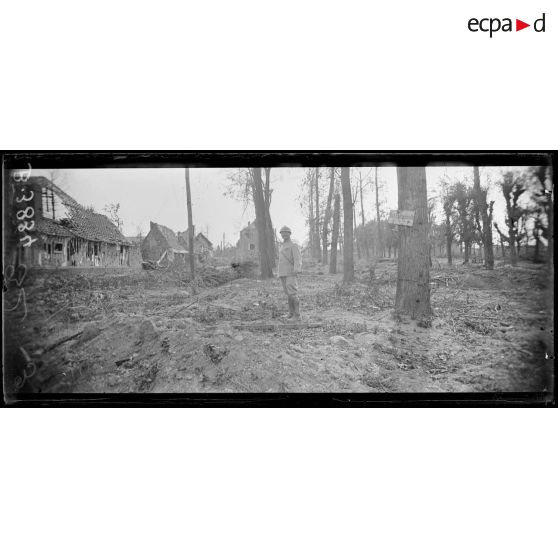 Somme, place de la mairie de Biaches. [légende d’origine]