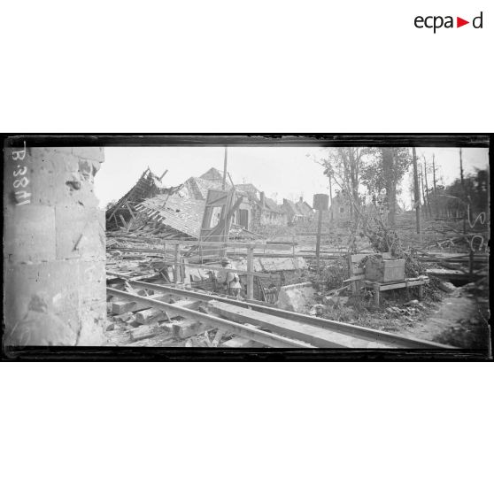 Biaches (Somme), la place de la mairie et travaux de défense. [légende d’origine]