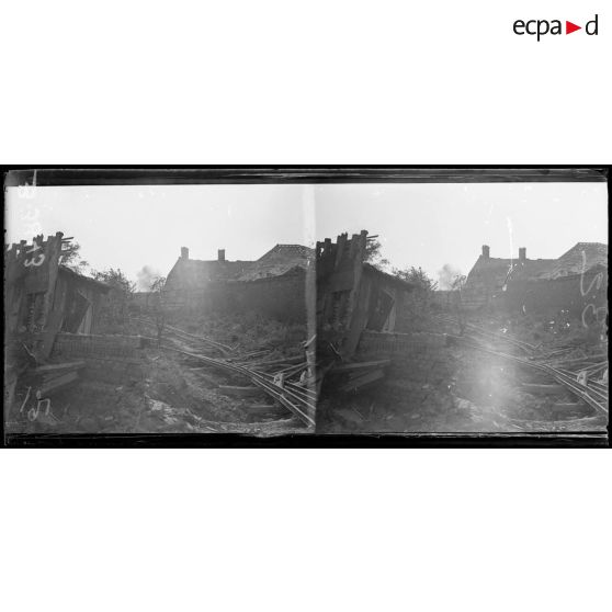 Ruines dans le village de Biaches (Somme). Vue prise après l’éclatement d’un obus dans le village. [légende d’origine]