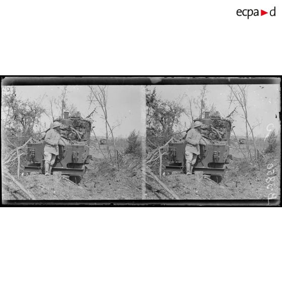 Bois de Biaches (Somme), locomotive allemande endommagée par les obus français. [légende d’origine]