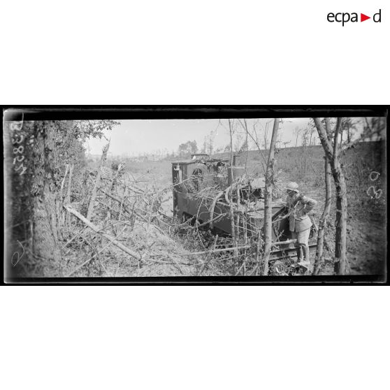 Bois de Biaches (Somme), locomotive allemande endommagée par les obus français. [légende d’origine]