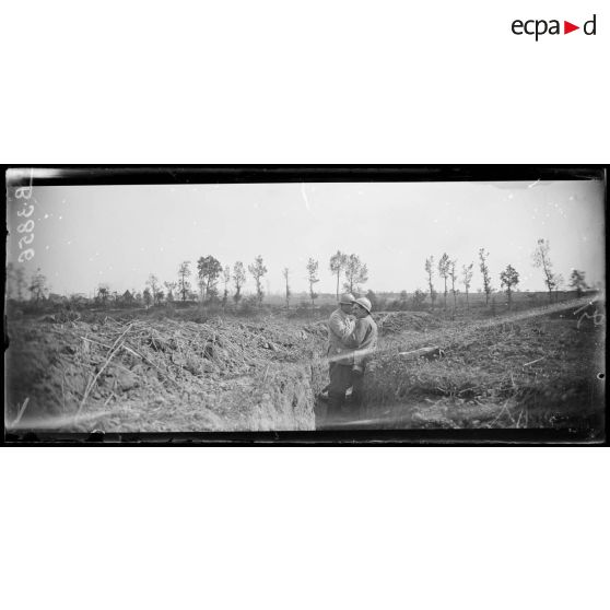 Tranchée devant Biaches (Somme), au fond le bois de Biaches et la maisonnette. [légende d’origine]