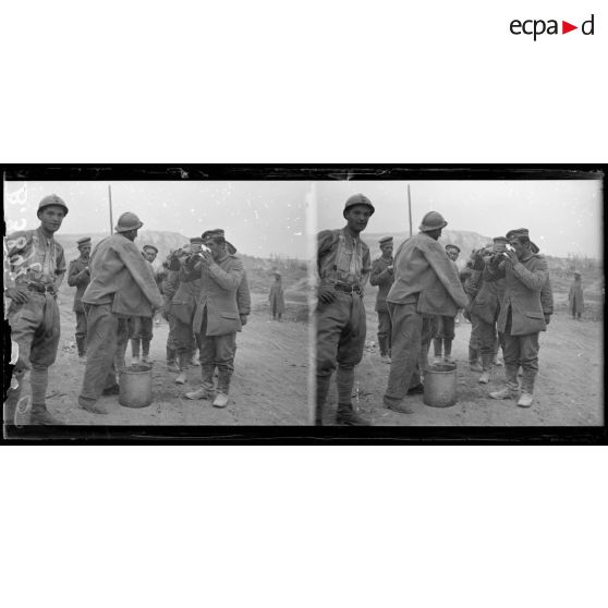 Au moulin de Fargny, formation d’une colonne de prisonniers pour le départ à l’arrière. [légende d’origine]