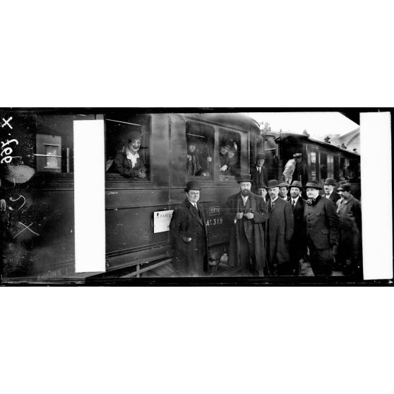 Paris. Gare de l'Est. Le théâtre aux armées. Monsieur Dalimier assiste au départ des artistes. [légende d'origine]