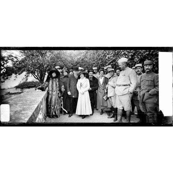 Boucq (Meurthe-et-Moselle). Le théâtre aux armées. Sur la terrasse du château : Mme Sarah Bernhardt, Mme Lucienne Breval, M. Duminy, Mme Duluc, M. Fursy et Melle Dussanne. [légende d'origine]