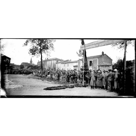 Dieulouard (Meurthe-et-Moselle). Le théâtre aux armées. Les soldats du Bois Le Prêtre viennent assister à la représentation. [légende d'origine]