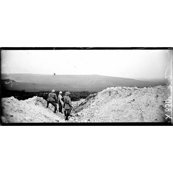 Une vue prise sur le fort des Paroches (Meuse) au lieu-dit "Montmartre" (cote 245) pendant un bombardement. [légende d'origine]