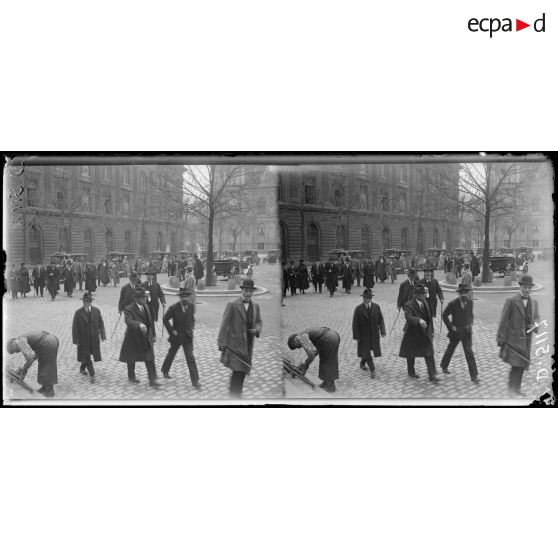 Paris. Visite de la mission américaine du "Labour Party". La mission arrive à l'église saint Gervais. [légende d'origine]