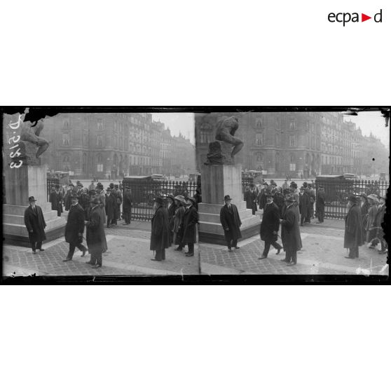 Paris. Visite de la mission américaine du "Labour Party". La mission devant le Panthéon. [légende d'origine]