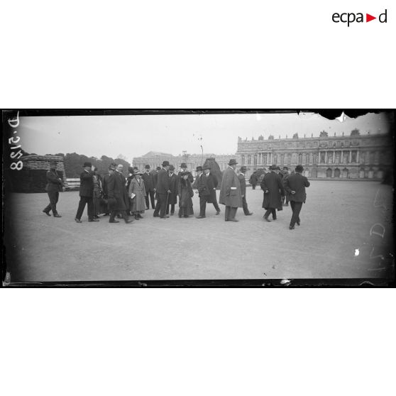 Versailles. Visite de la mission américaine du "Labour party". La mission devant le château. [légende d'origine]