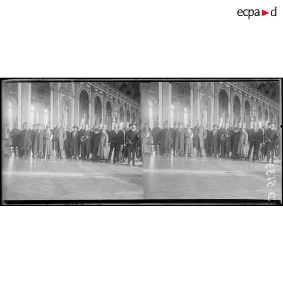 Versailles. Visite de la mission américaine du "Labour party". La mission dans la galerie des glaces. [légende d'origine]