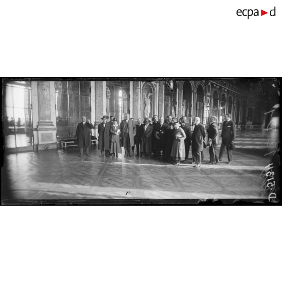 Versailles. Visite de la mission américaine du "Labour party". La mission dans la galerie des glaces. [légende d'origine]