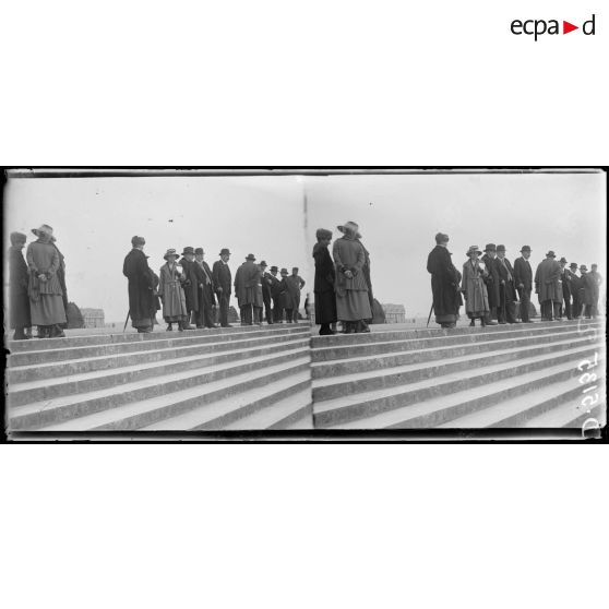 Versailles. Visite de la mission américaine du "Labour party". La mission sur la terrasse du château. [légende d'origine]