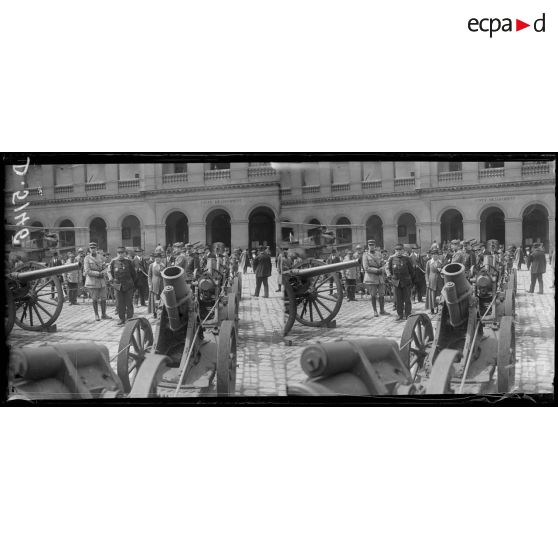 Paris, aux invalides. La mission américaines du "Labour party". Le général Niox et les membres de la mission. [légende d'origine]