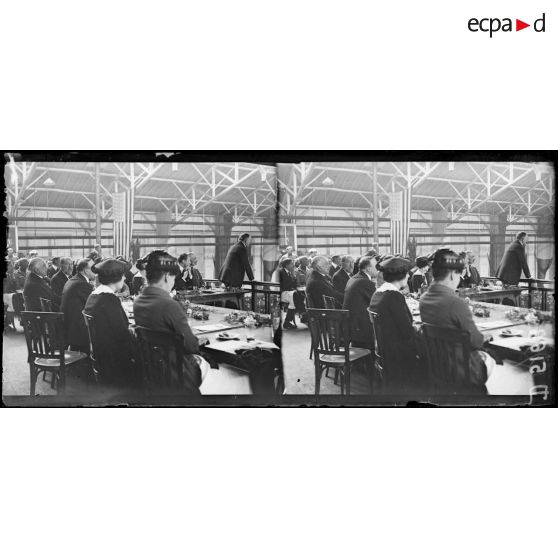 Paris. Visite de la mission américaine du "Labour party" à l'usine Citroën, M Loucheur prononce un discours. [légende d'origine]