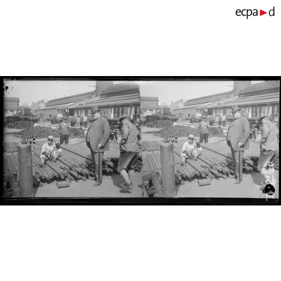 Paris. Visite de la mission américaine du "Labour party" à l'usine Citroën, à droite M.Ryan de la mission américaine. [légende d'origine]