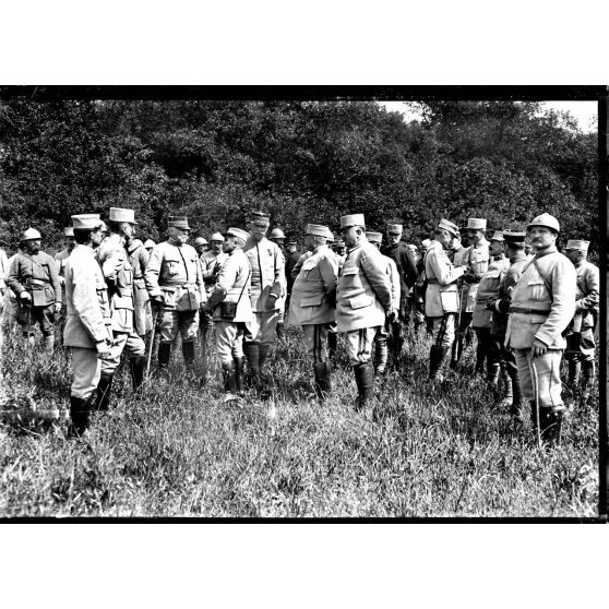 Stand de Toul (Meurthe-et-Moselle). Les généraux Gérard, Pons, Targe, Cordonnier et de Cugnac assistent aux expériences de l'obus Viven-Bessières. [légende d'origine]