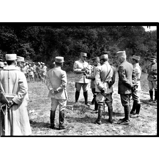 Stand de Toul (Meurthe-et-Moselle). Les généraux Gérard, Pons, Targe, Cordonnier et de Cugnac assistent aux expériences de l'obus Viven-Bessières. [légende d'origine]