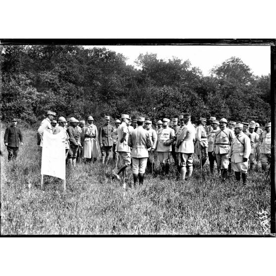 Stand de Toul (Meurthe-et-Moselle). Les généraux Gérard, Pons, Targe, Cordonnier et de Cugnac assistent aux expériences de l'obus Viven-Bessières. [légende d'origine]