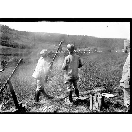 Stand de Toul (Meurthe-et-Moselle). Lancement de l'obus Viven-Bessières. [légende d'origine]