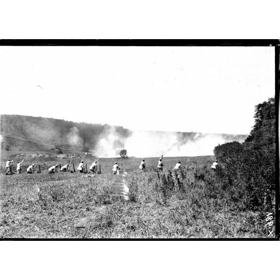 Stand de Toul (Meurthe-et-Moselle). Ligne de tirailleurs lançant l'obus Viven-Bessières. [légende d'origine]