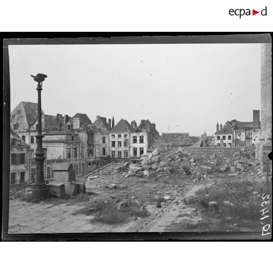 Arras, le parvis de la cathédrale. [légende d'origine]